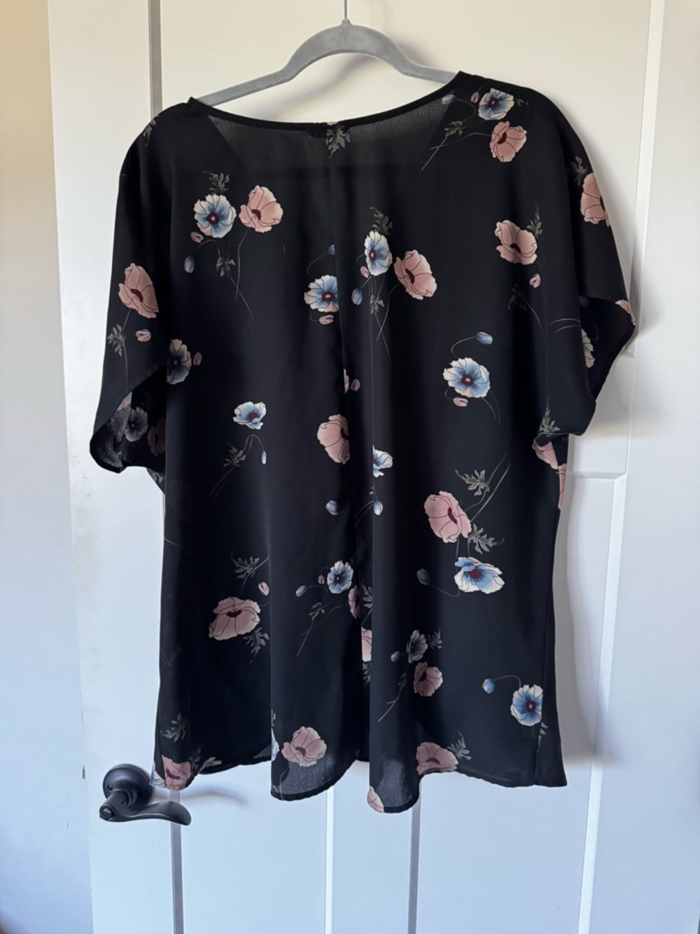 Black Floral V-Neck Twist-Hem Blouse - Picture 2 of 4